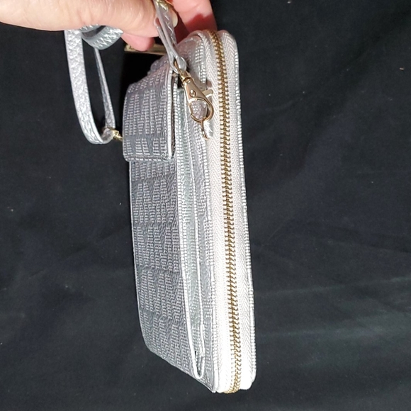 Silver metalic color phone & wallet . - Picture 6 of 9